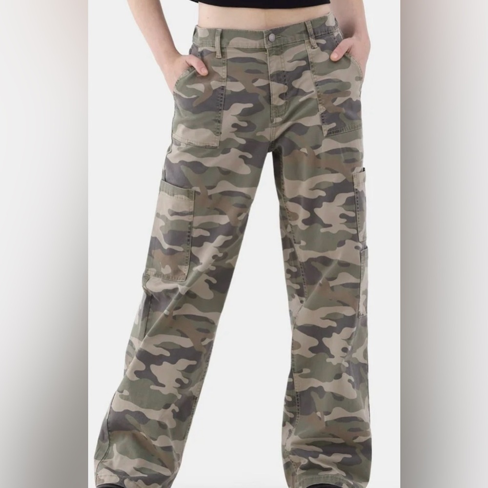 No Boundaries Women’s  Camo Cargo Pants - Olive/Khaki